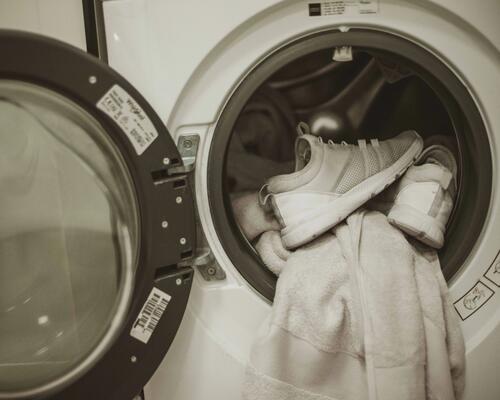 Comment laver ses chaussures en machine ? Guide d'expert