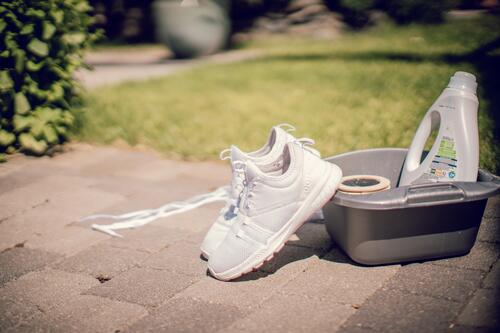 5 astuces efficaces pour nettoyer ses baskets blanches