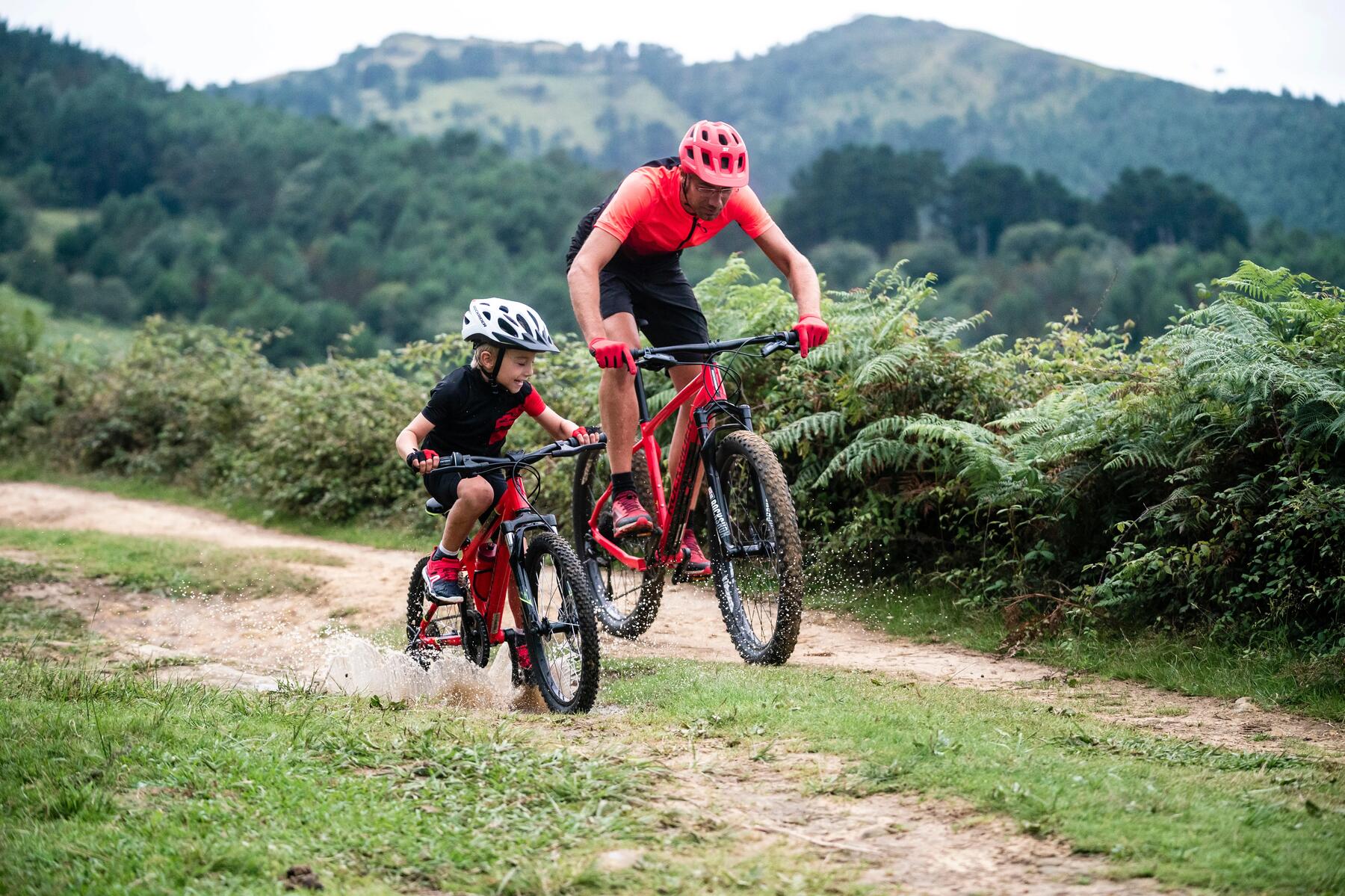 adulto e criança a pedalar de btt