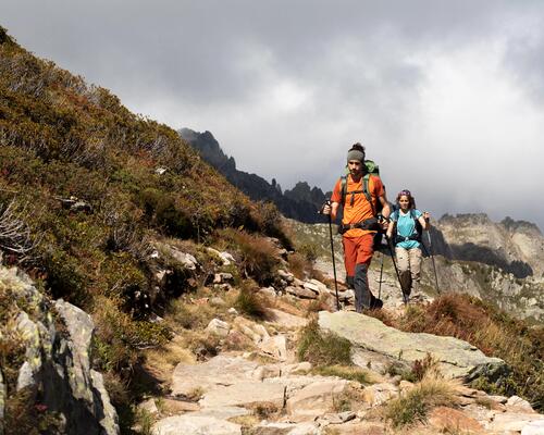 Erfahre alles nützliche über das Zwiebelprinzip und probiere es bei deinem nächsten Outdoorabenteuer aus!
