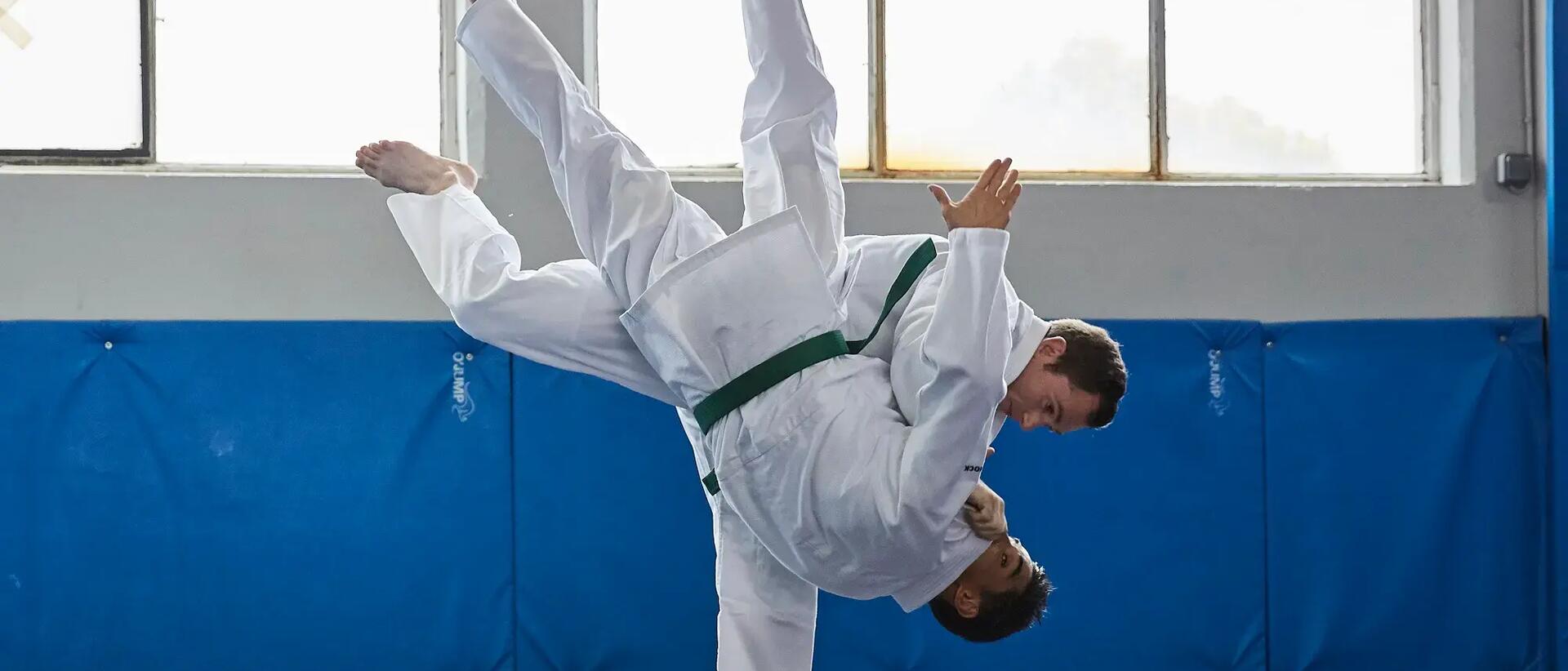 mężczyźni trenujący judo ubrani w kimona do judo
