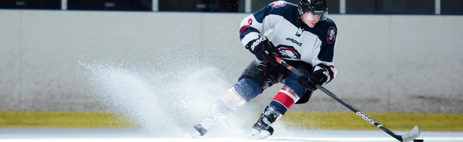 mężczyzna grający w hokeja na lodzie