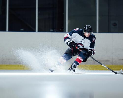 mężczyzna grający w hokeja na lodzie
