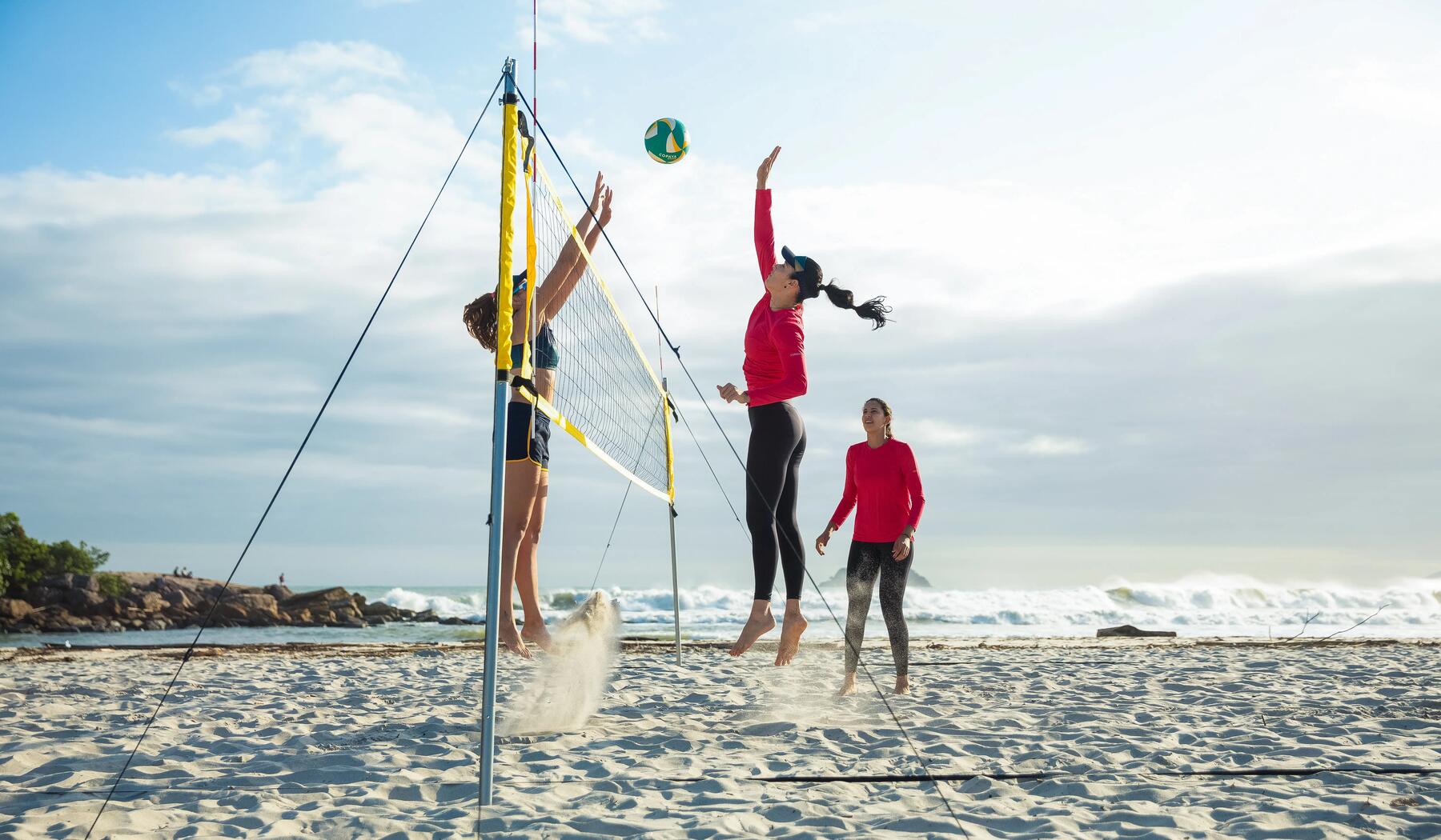 Beachvolleyball ist eine Sportart die im Sommer als Tem Spaß macht