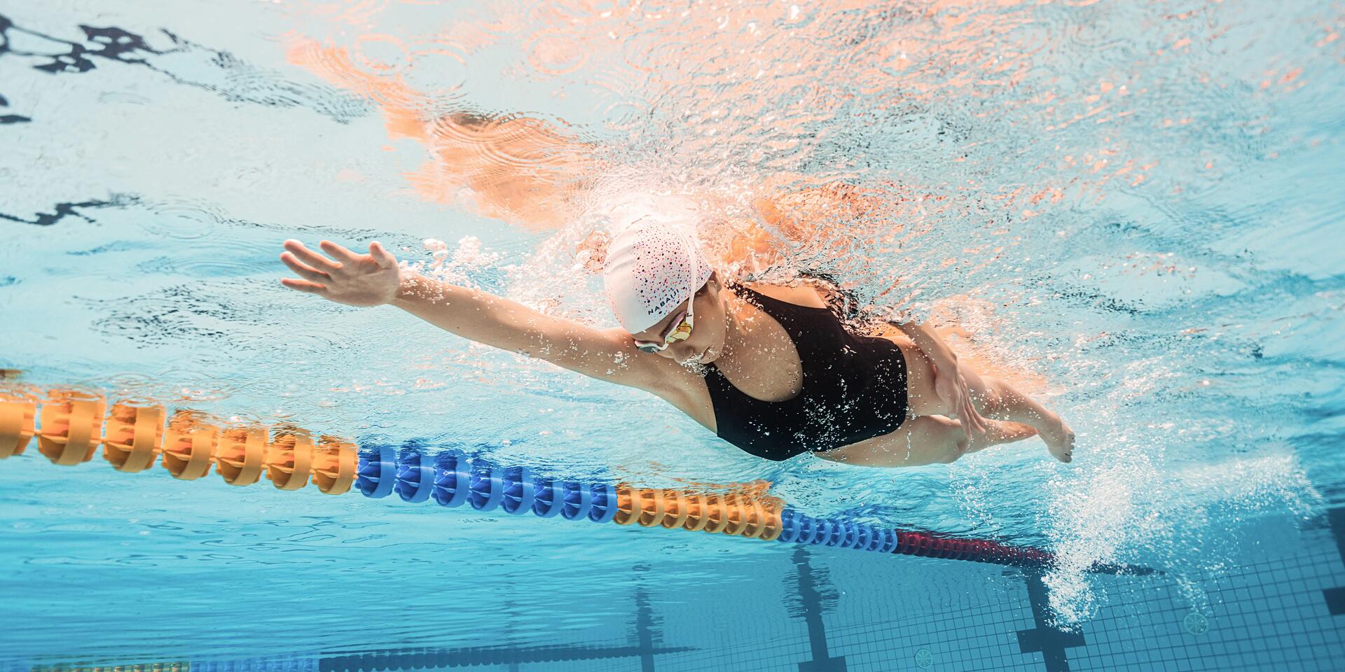 kobieta ubrana w odzież pływacką pływająca w basenie sportowym 