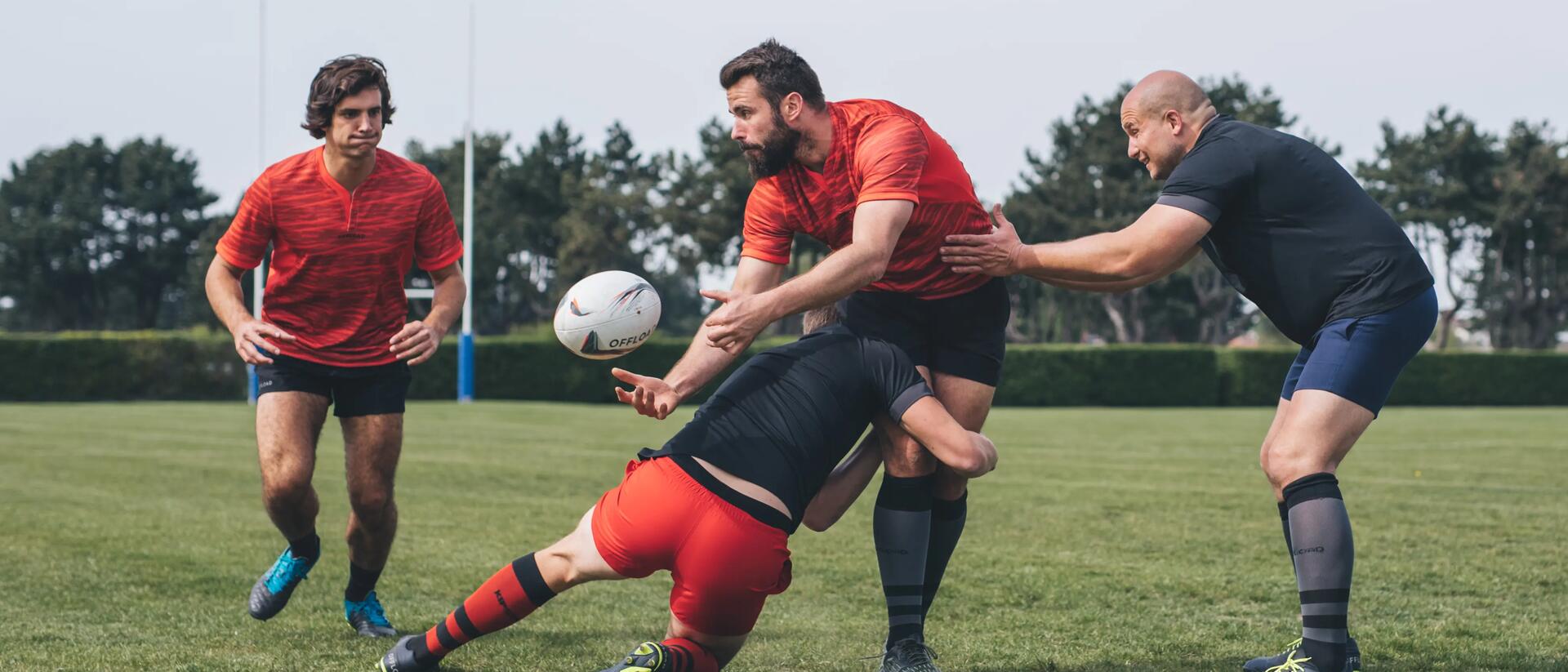 hombres jugando al rugby