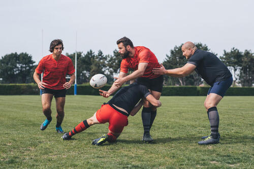 des hommes sur le terrain de rugby