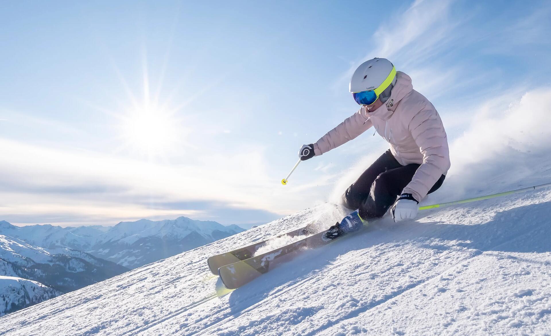 kobieta skręca równolegle na nartach
