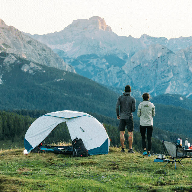 famille en camping et bivouac avec une tente