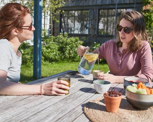 deux femmes prennent un apéro healthy en terasse