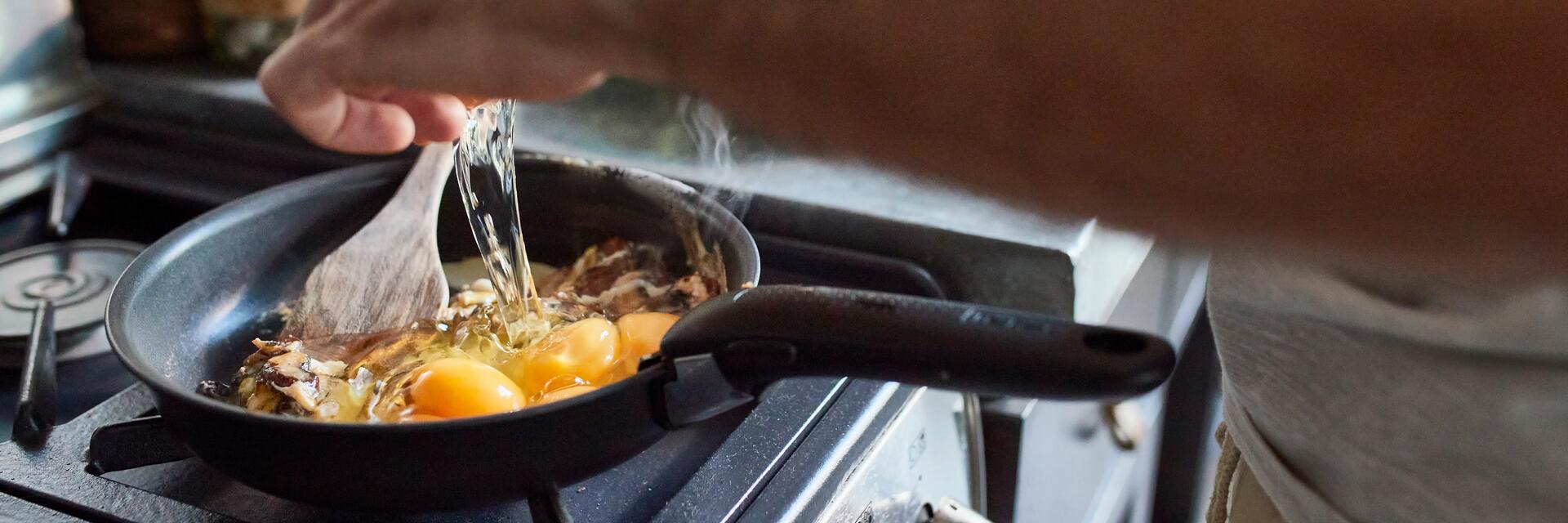 hombre preparando comida con huevo