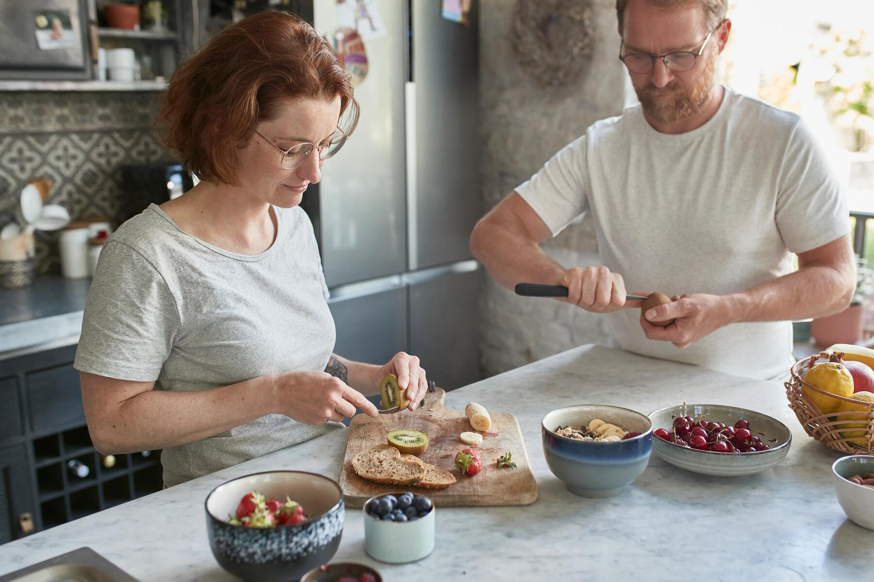 pareja preparando el desayuno
