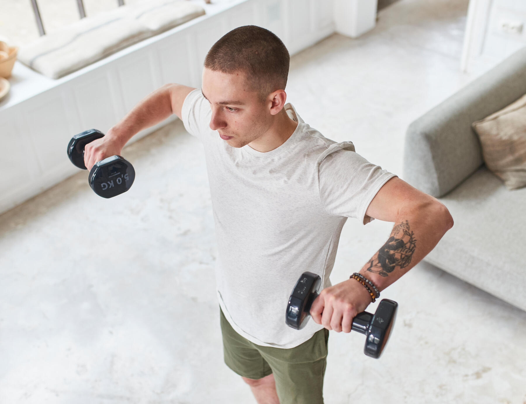 Femme Pratiquant Avec Des Haltères. Musculation. La Musculation