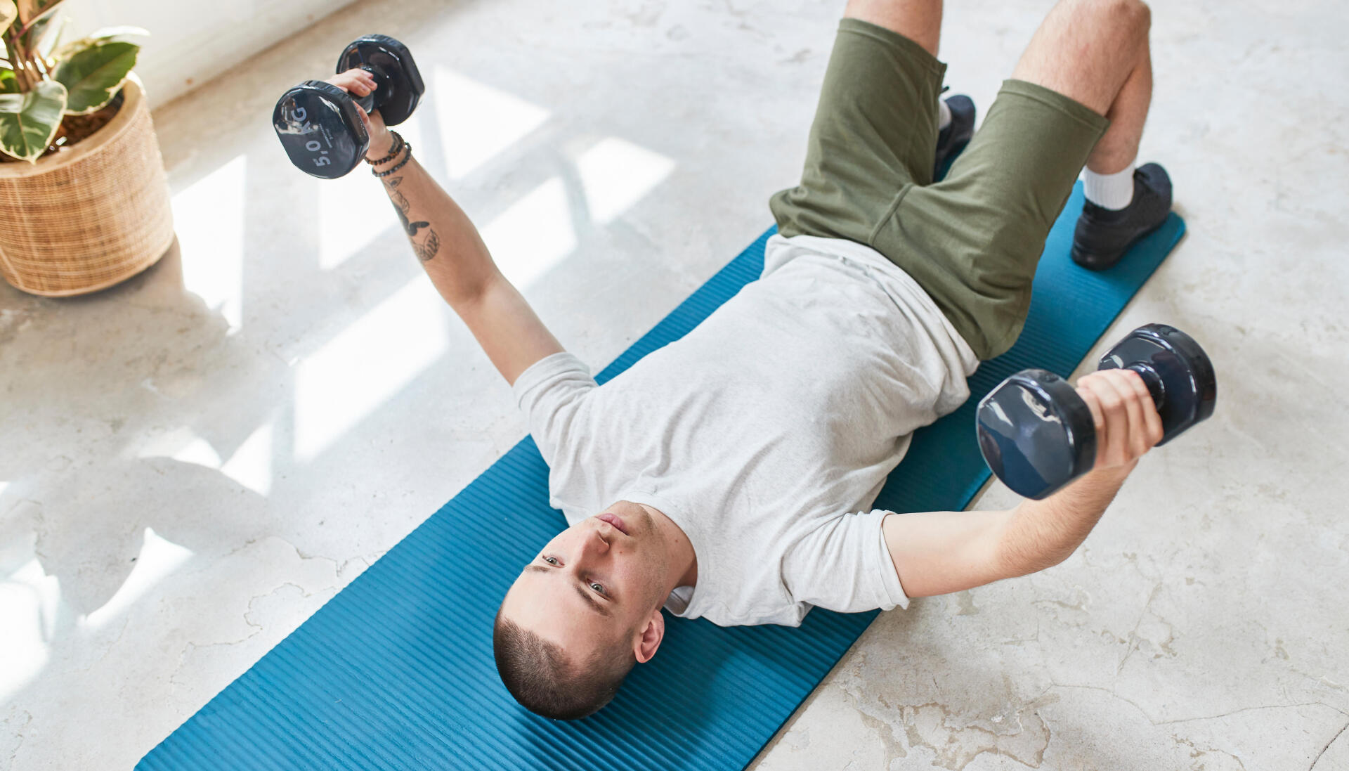 Les 5 Meilleurs Exercices pour les Pectoraux aux Haltères