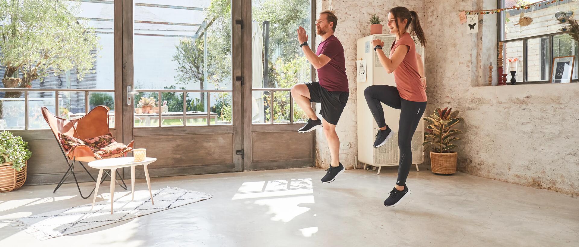 kobieta i mężczyzna w strojach sportowych ćwiczą skip a