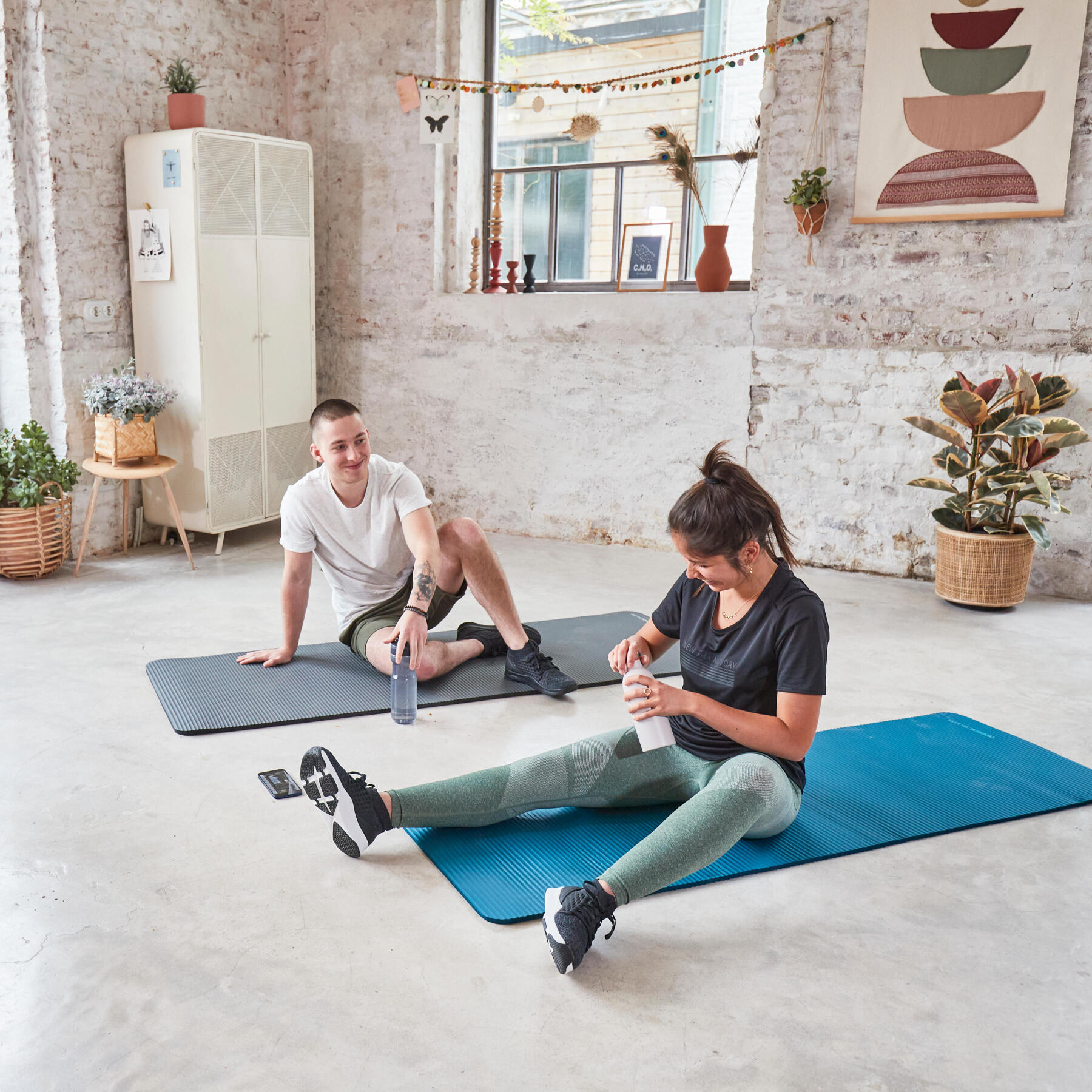 Entrenamiento de abdominales para hombres hombre con ropa