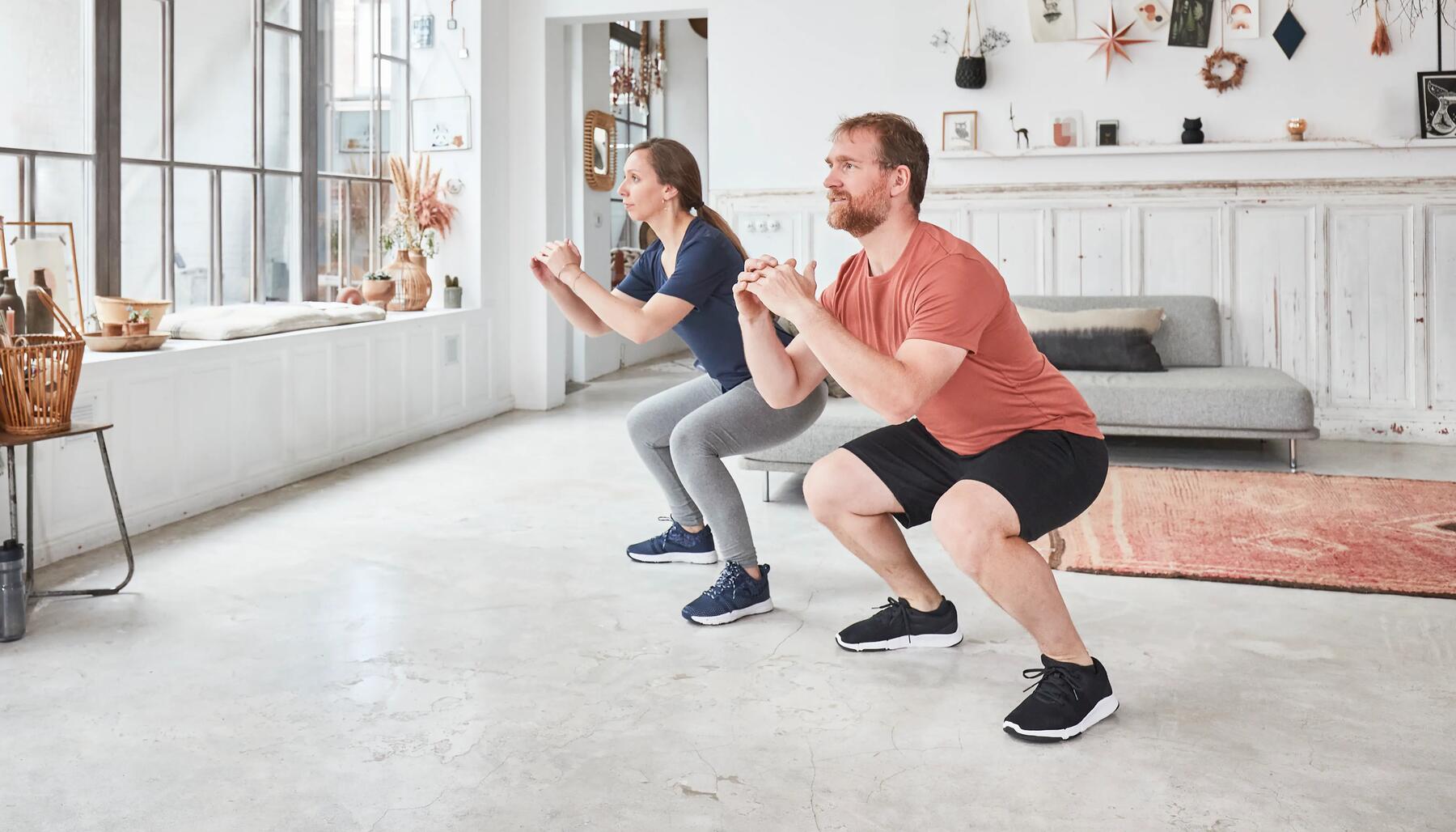 Två människor gör squats 