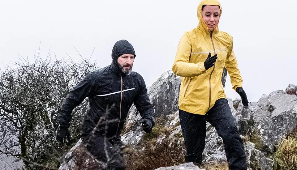 Wähle wasserdichte und atmungsaktive Kleidung zum Wandern im Regen