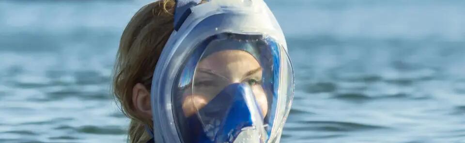 kobieta zanurzona w wodzie w masce do snorkelingu