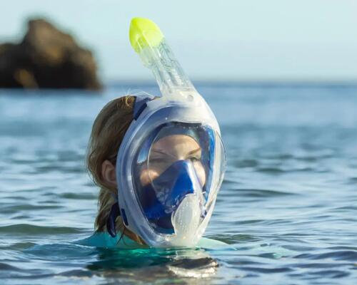 kobieta zanurzona w wodzie w masce do snorkelingu