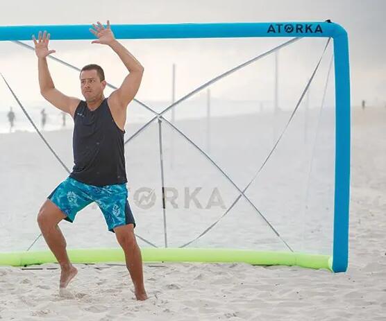 EIN BEACH-HANDBALLTOR AUFSTELLEN 