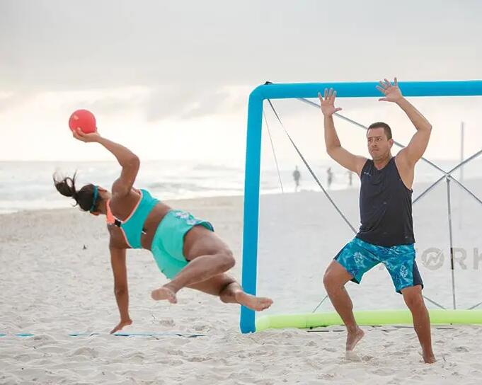 EIN BEACH-HANDBALLTOR AUFSTELLEN 