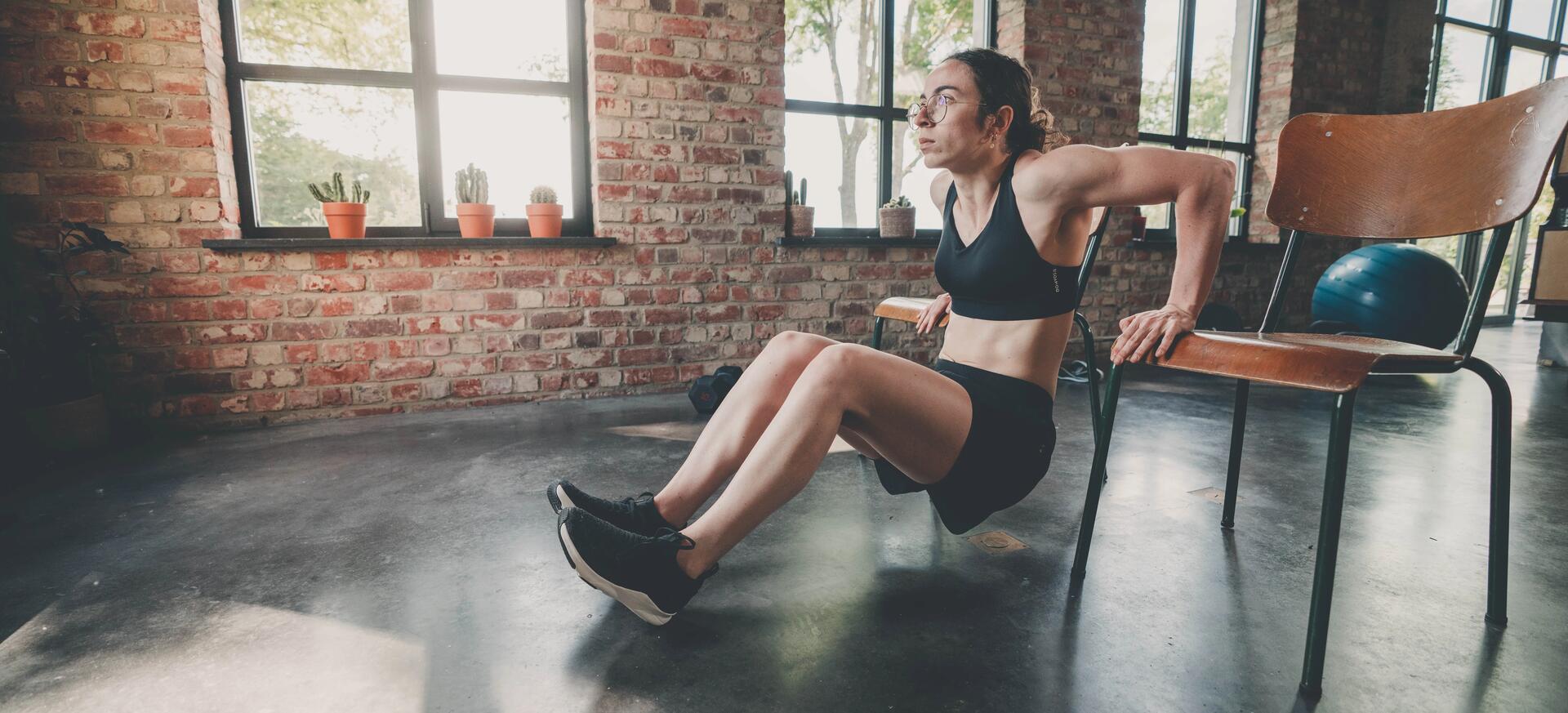 Fondos en silla: ¿cómo tonificar la parte superior del cuerpo en casa?