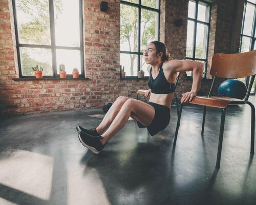 Fondos en silla: ¿cómo tonificar la parte superior del cuerpo en casa?