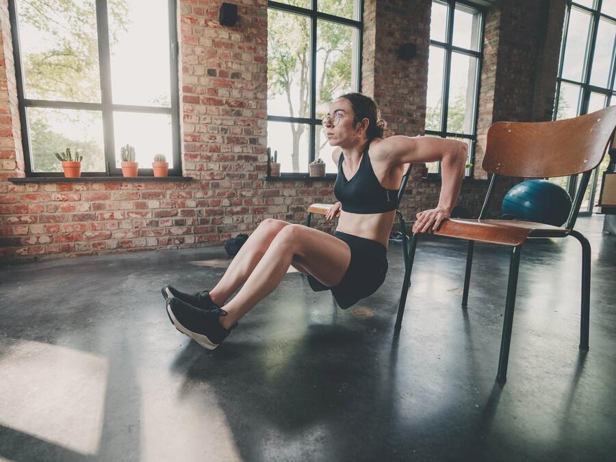 Ejercicio de estiramientos de glúteos en silla