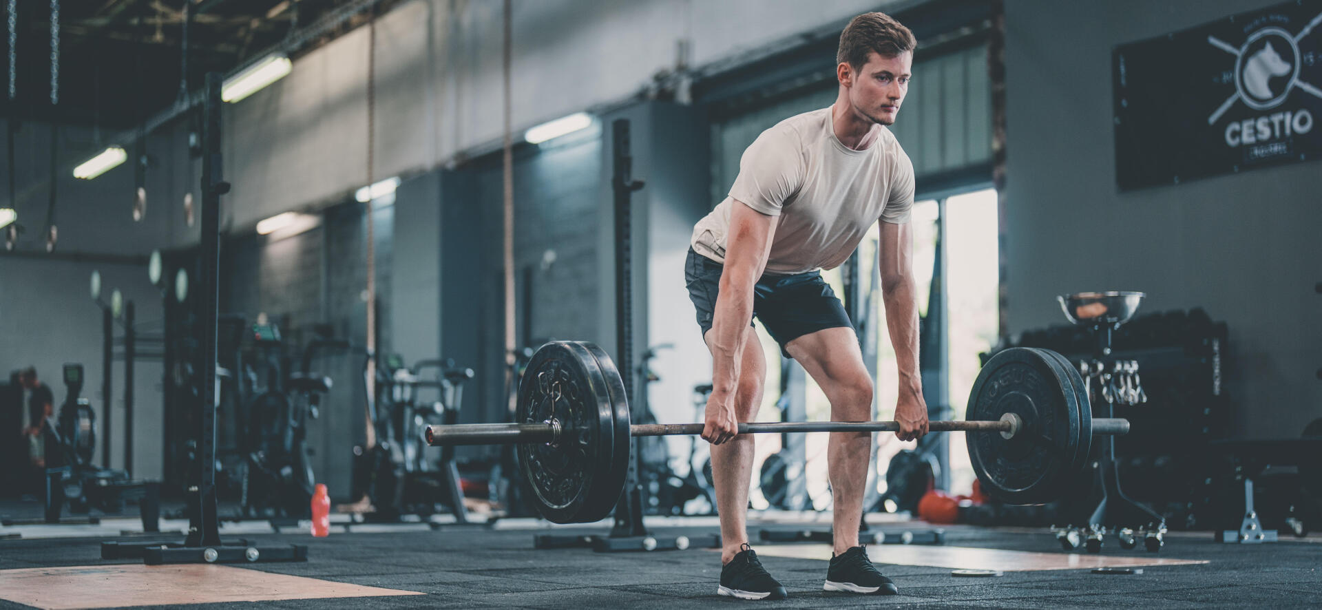 Homme Athlétique Faisant De L'exercice Avec Kettlebel Crossfit.