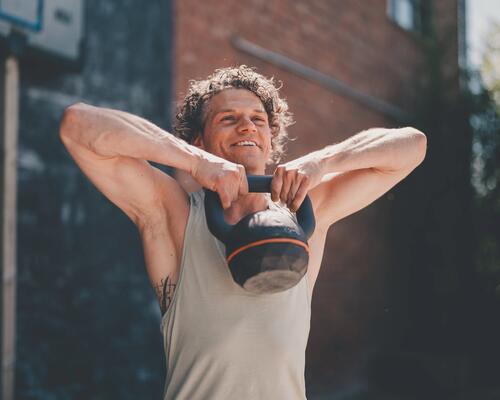 mężczyzna trenujący z kettlebell