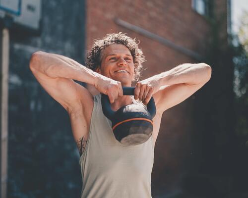 mężczyzna trenujący z kettlebell