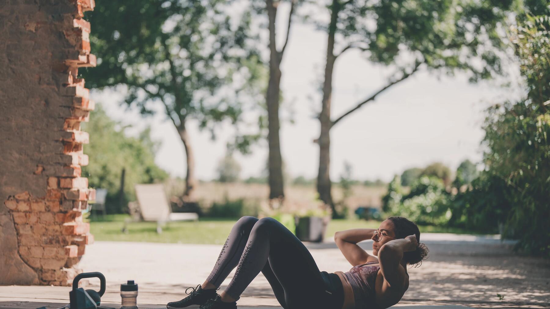 mujer haciendo a Crunch abdominal