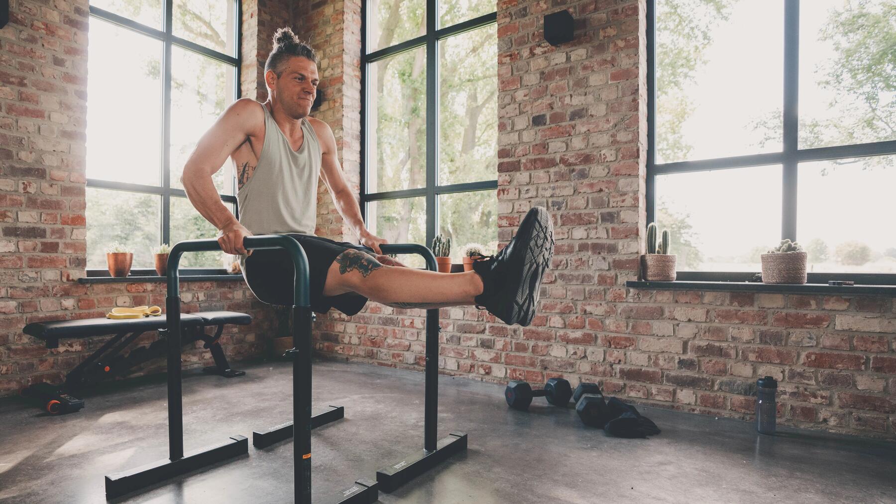 Fondos con las piernas suspendidas