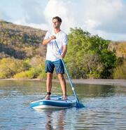 Muž na paddleboardu