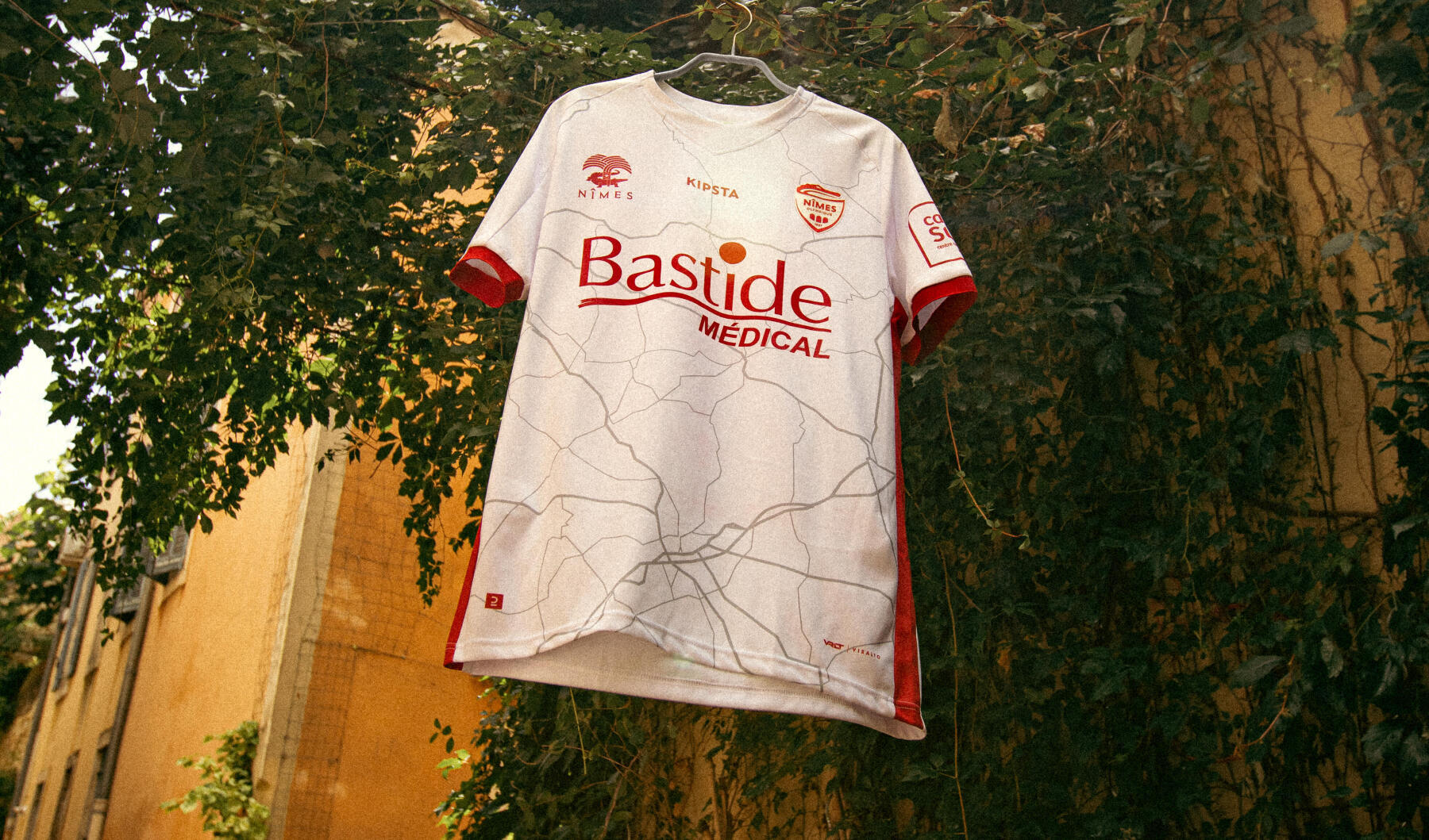 Kipsta unveils Nîmes Olympique's shirts for 2022/23