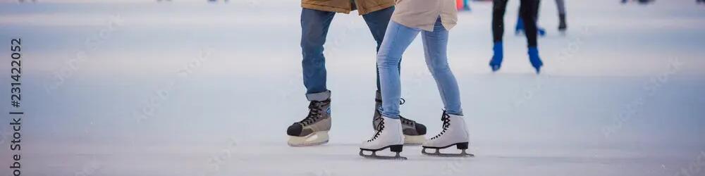 kobieta i mężczyzna jeżdżący na łyżwach