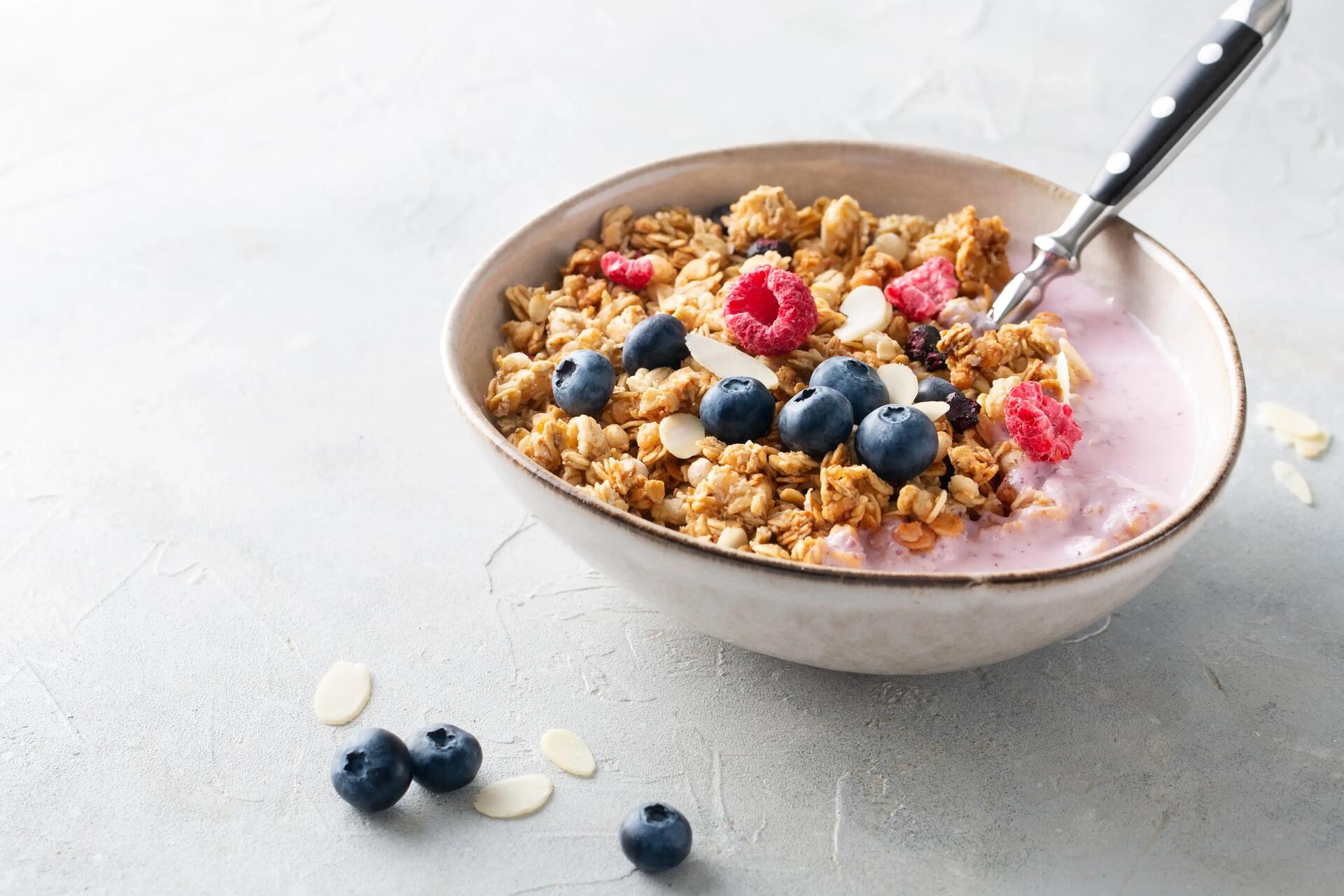 Jogurt naturalny z granolą i świeżymi owocami jako śniadanie dla dziecka do szkoły