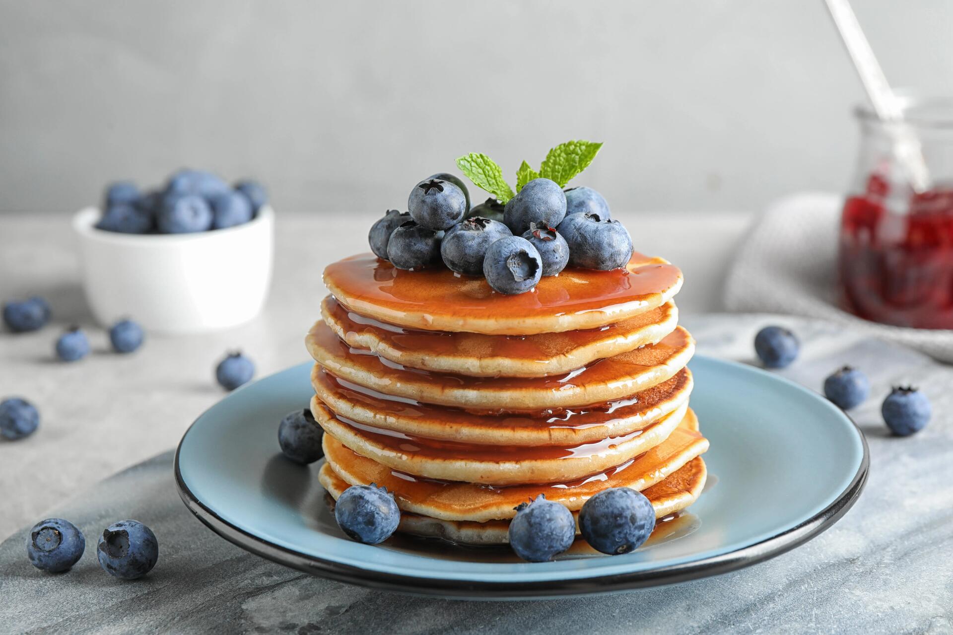 Pancakes z syropem klonowym i borówkami przygotowany na drugi posiłek dziecka do szkoły
