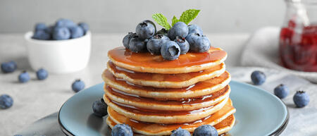 assiette de pancakes avec myrtilles et sirop d'érable
