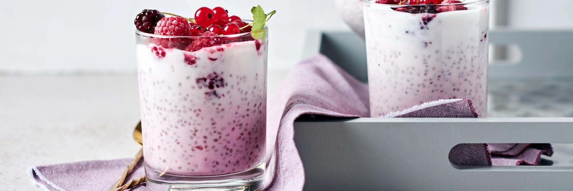 Pudding chia ze świeżymi owocami na szklance jako pomysł na zdrowe śniadanie do szkoły dla dziecka
