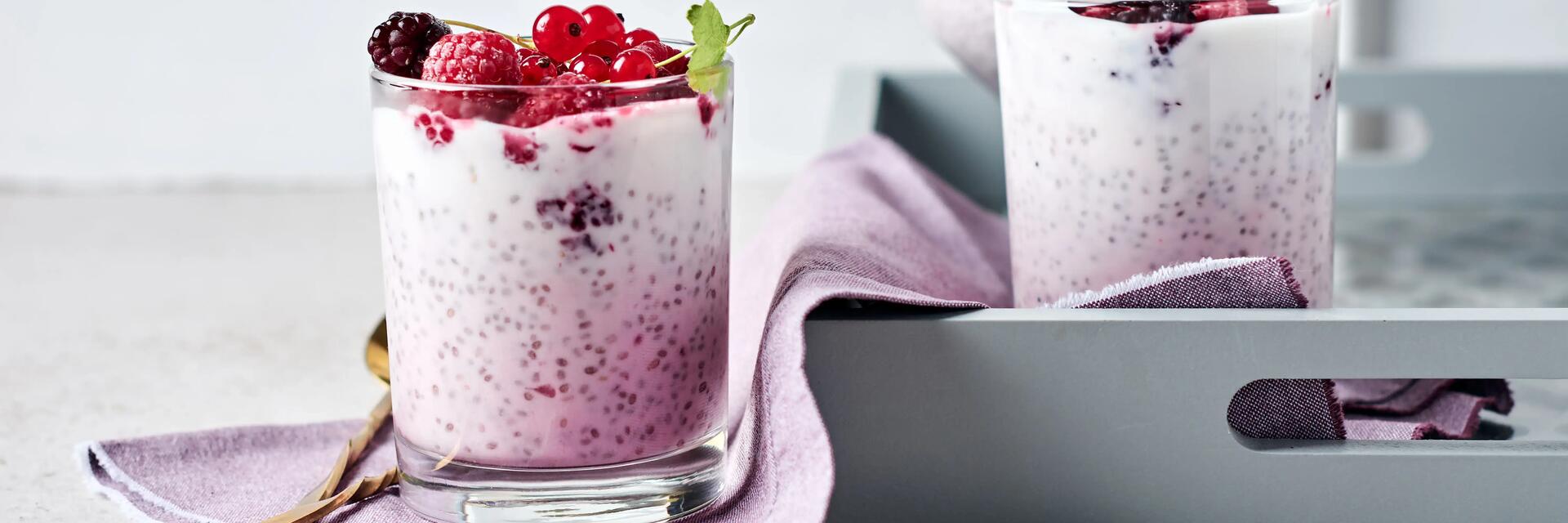 Pudding chia z granatem i wiórkami