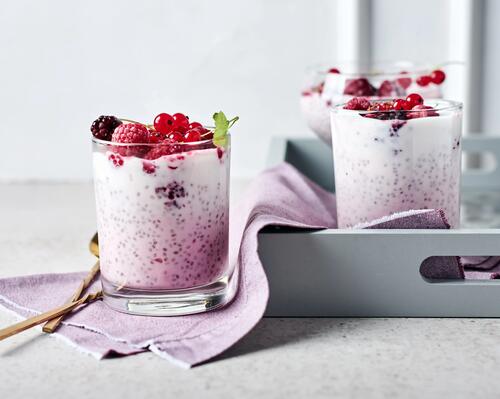 Pudding chia ze świeżymi owocami na szklance jako pomysł na zdrowe śniadanie do szkoły dla dziecka