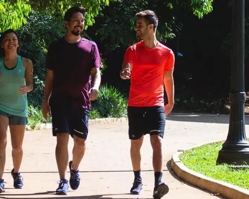 ludzie w strojach sportowych uprawiający aktywny marsz