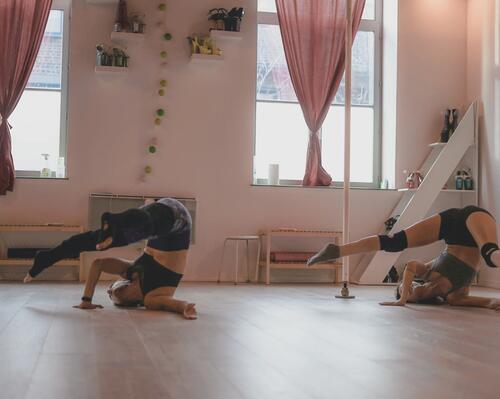 On a testé pour vous : le floor work et le basework en pole dance