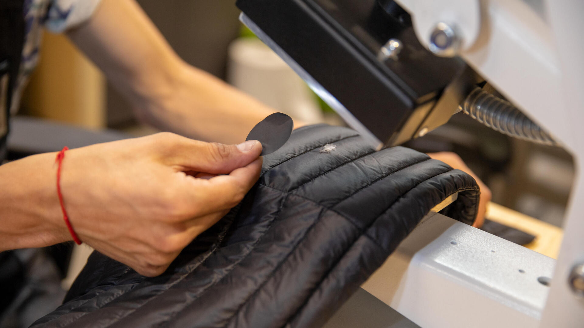 quelqu'un répare une doudoune avec un patch