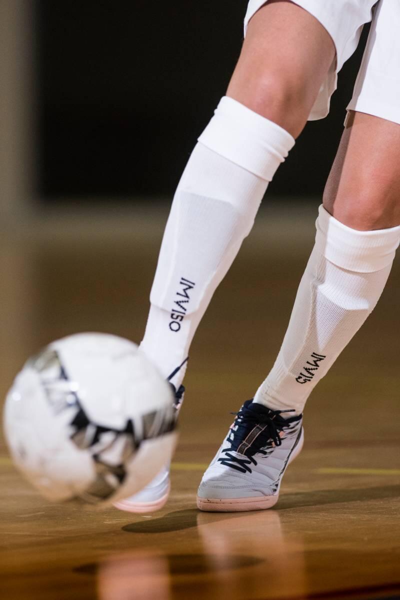 Futsalové kopačky s míčem