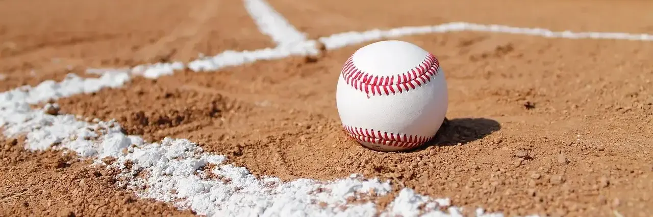 Piłka baseballowa leżąca na boisku do baseballa