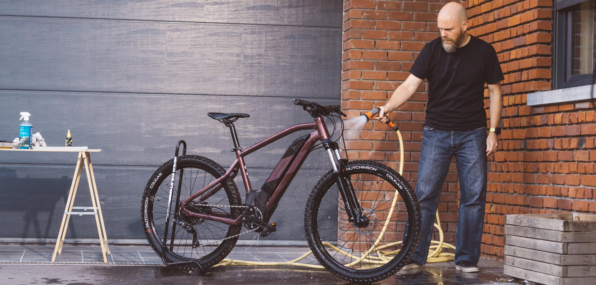 homem a lavar bicicleta elétrica de btt