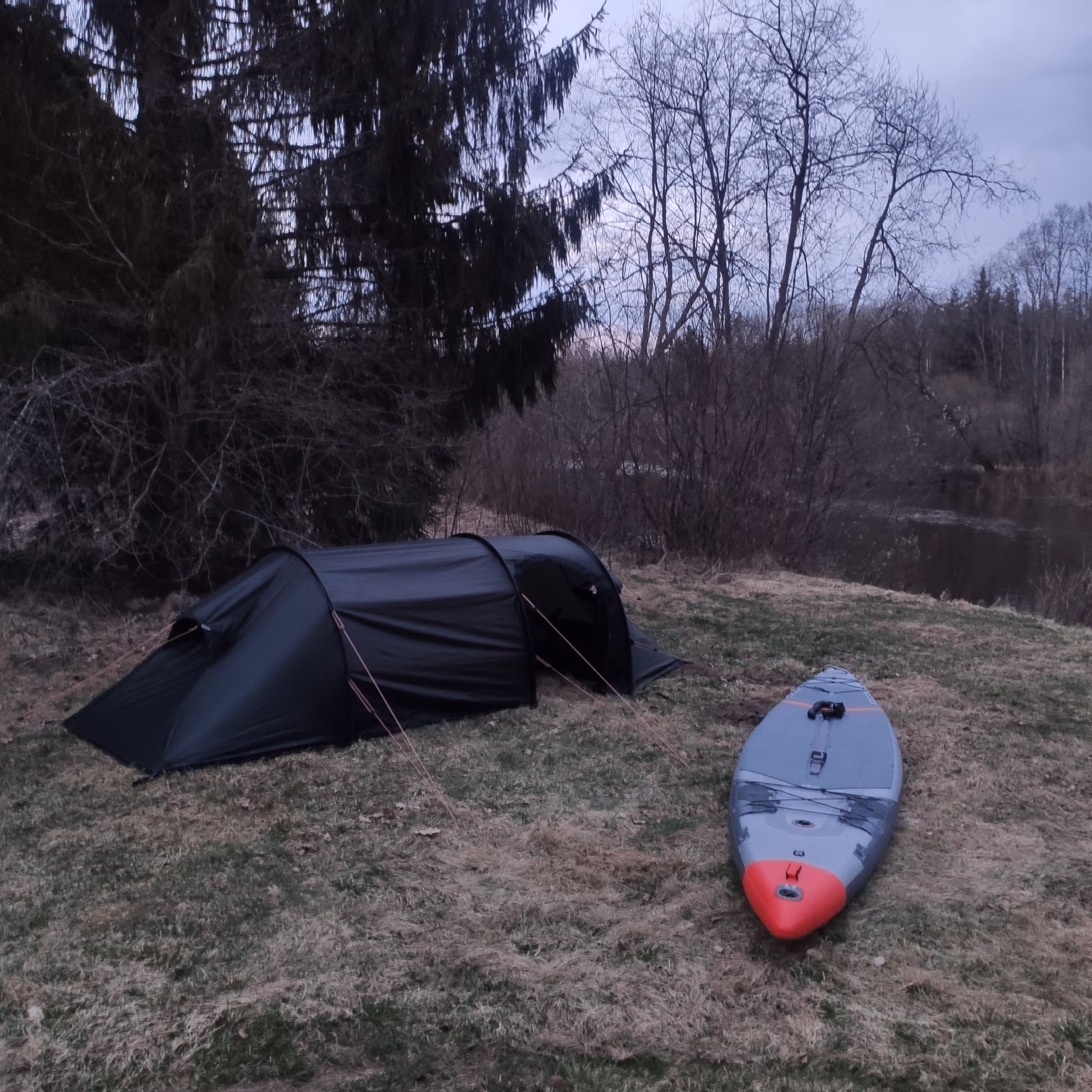 Photo de bivouac pendant la descente en kayak © Photo de bivouac pendant la descente en kayak